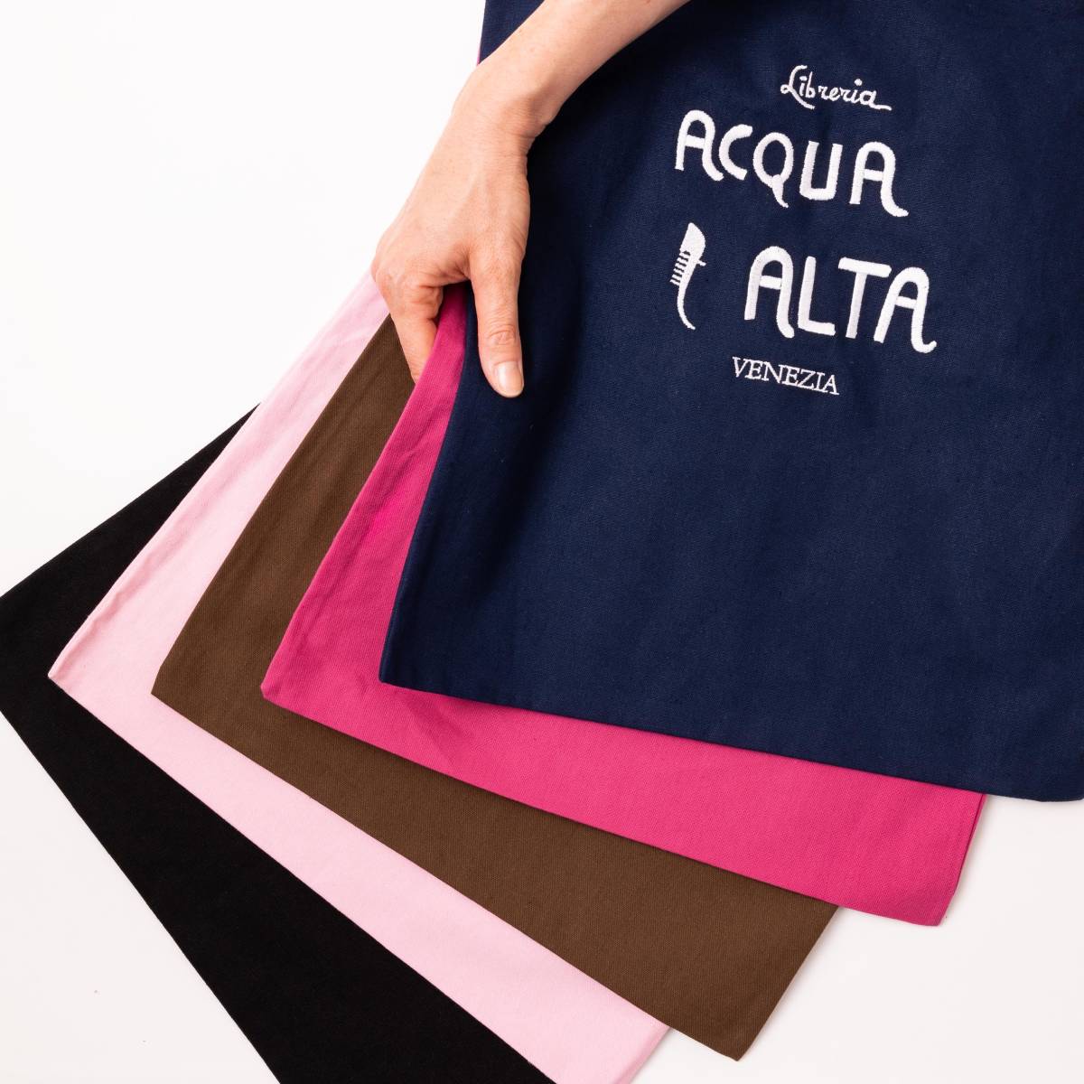 Borsa di tela Libreria Acqua Alta Venezia colore blu navy con logo ricamato, tenuta in mano