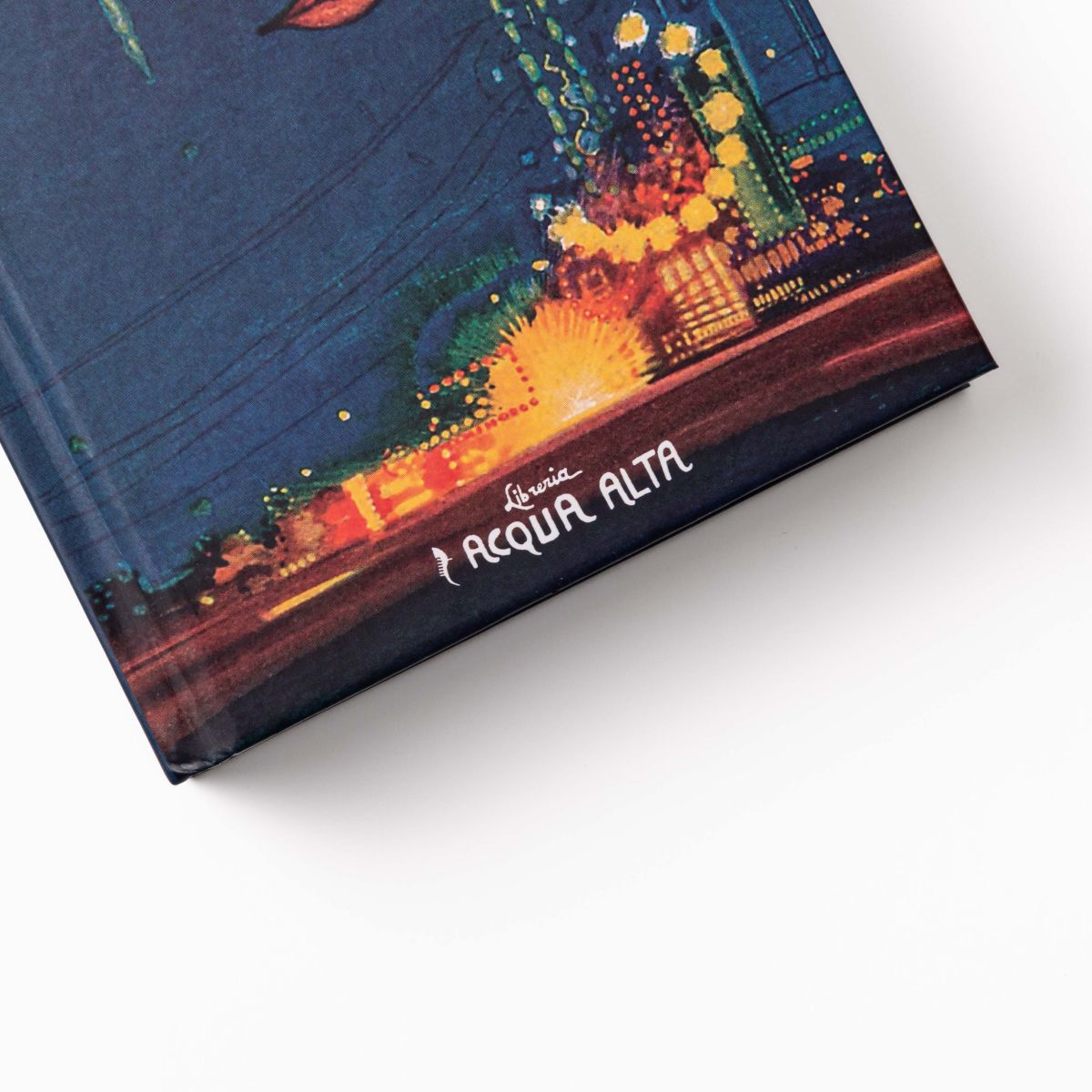 Dettaglio della copertina de Il Grande Gatsby con luci della città e logo Libreria Acqua Alta