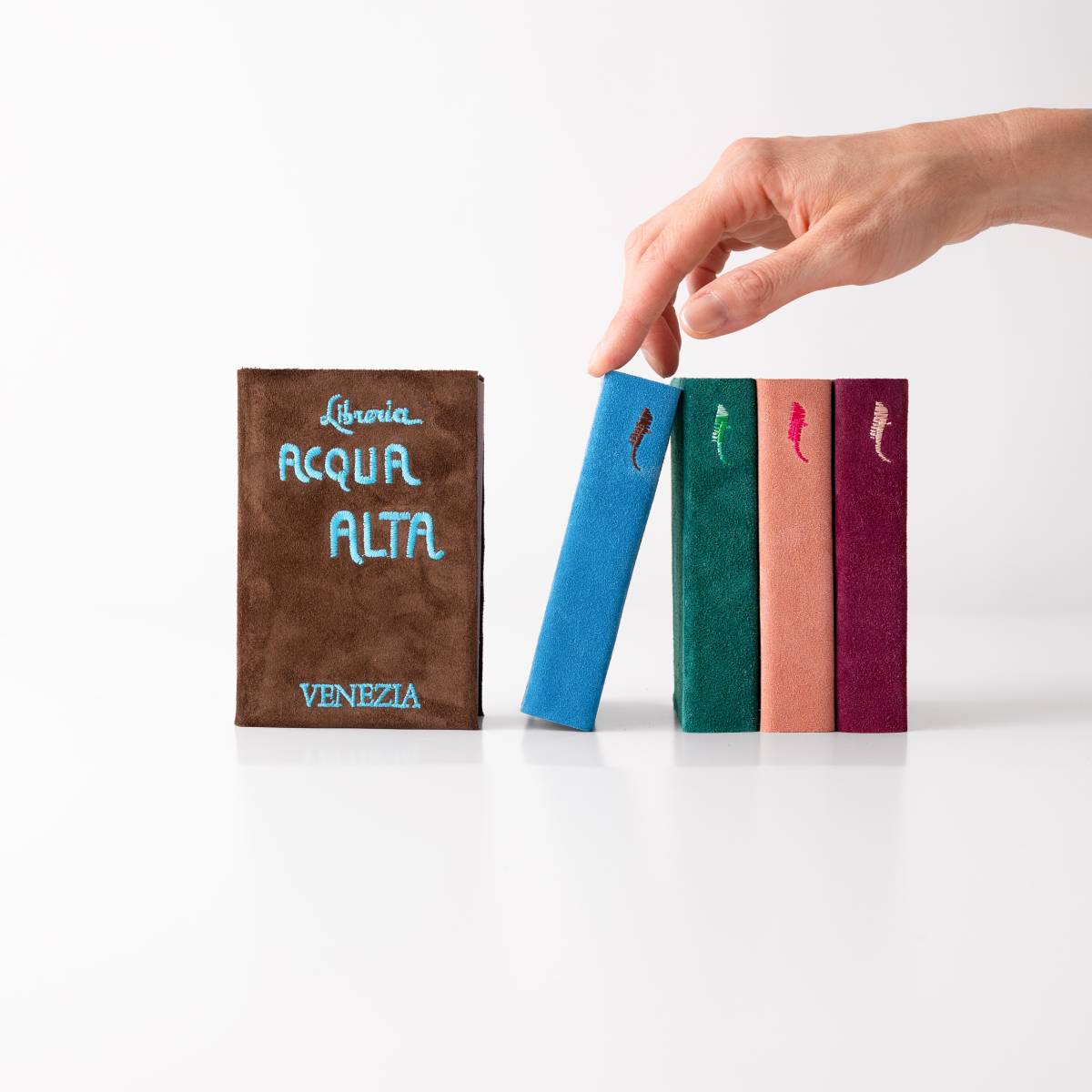 Diario Libreria Acqua Alta Venezia tenuto in mano, set di quaderni colorati