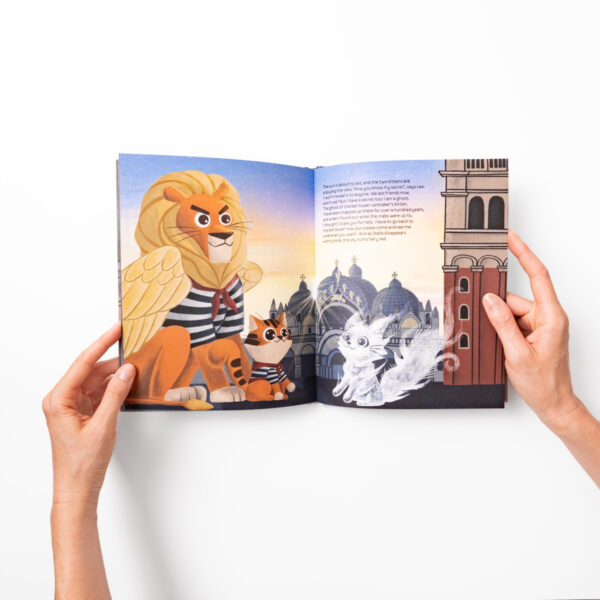 Leo e il mistero del campanile – illustrazione interna Pagina interna: il Leone di San Marco alato con Leo e la gattina fantasma Stella sul campanile